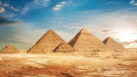 نجم عالمي يشكر مصر من أمام أهراماتها (صور)