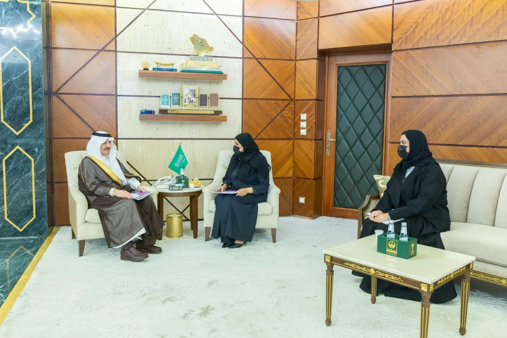 أمير الشرقية يطلع على برامج ومبادرات جمعية مشاعل الخير لتنمية المرأة