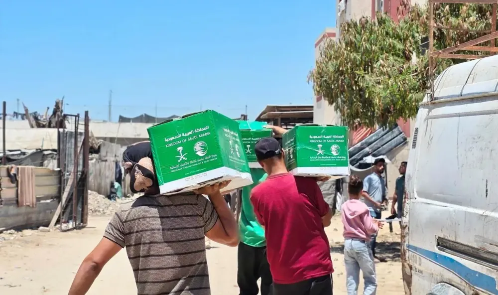 استفاد منها 7.968 فردًا.. مركز الملك سلمان يوزع سلال غذائية في غزة