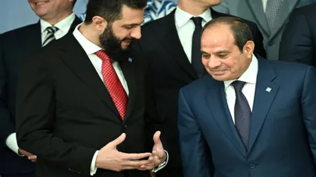 إعلامي مصري شهير يعلق على لقطات السيسي والشرع المثيرة للجدل: "شوفتوهم وهم بيفطروا؟"