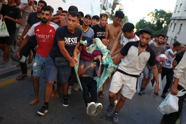 ألوف المهاجرين ما زالوا في سبتة بعد موجة التدفق عبر الحدود