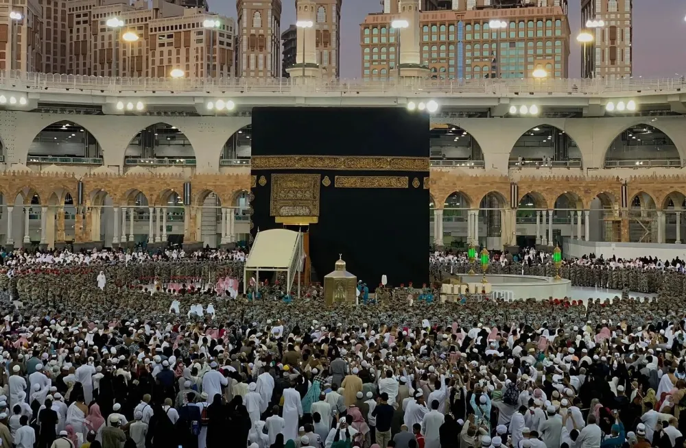 نيابة عن خادم الحرمين.. نائب أمير مكة المكرمة يتشرف بغسل الكعبة المشرفة