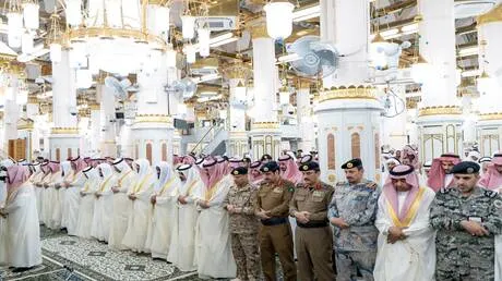 عيد الأضحى يجمع العرب في ساحات الصلاة.. وفلسطين حاضرة بين الركام والقيود (فيديو)