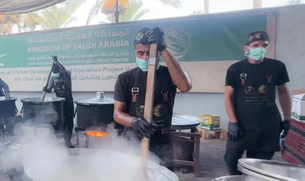 ضمن الحملة الشعبية السعودية.. 25 ألف وجبة غذائية للفلسطينيين في غزة