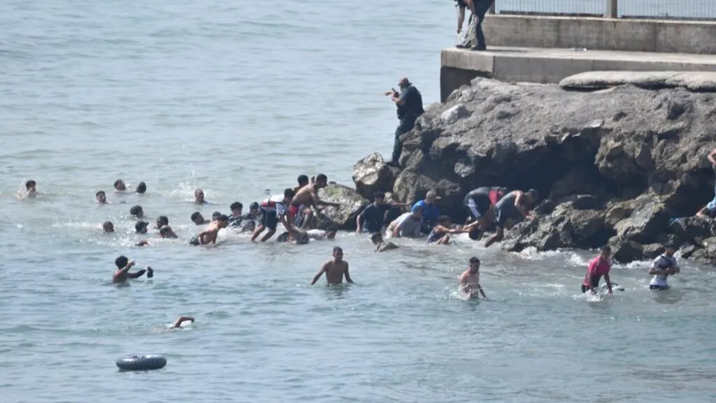 أكثر من 1500 مهاجر يصلون إلى سبتة من المغرب وسط تحذيرات من أزمة إنسانية