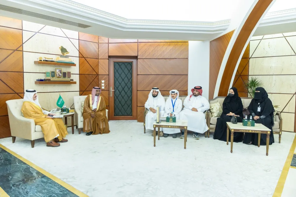أمير الشرقية يستقبل رئيس وأعضاء جمعية رؤية لتنمية القدرات البشرية