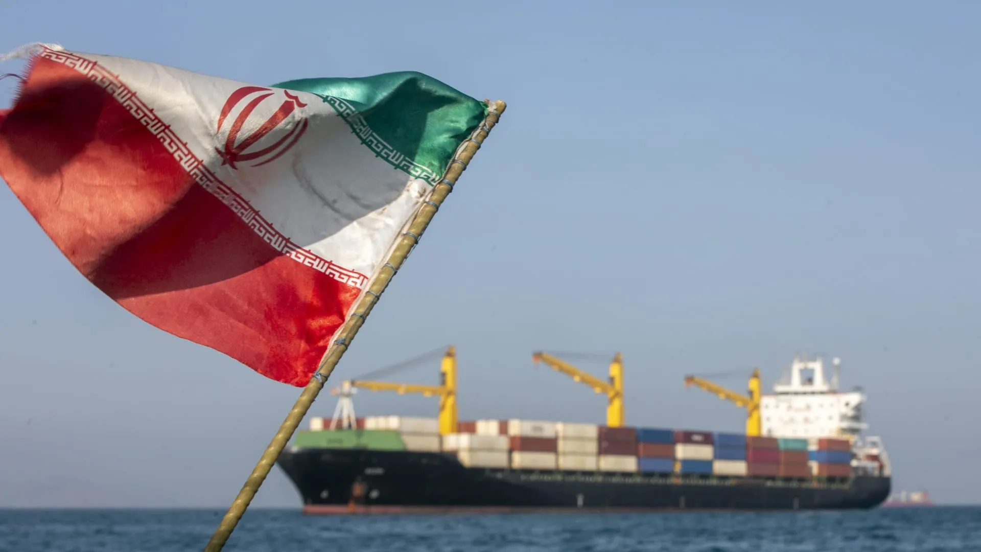 إيران تعلن عن "آليات تنسيق" مع أمريكا لـ"منع أي سوء فهم" بشأن مضيق هرمز