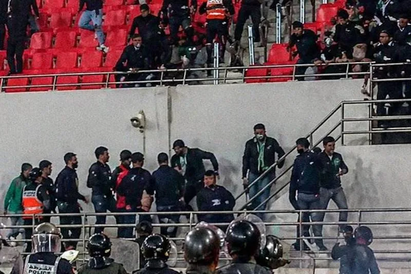 شغب مباراة الجيش الملكي والرجاء بالرباط ينتهي بتوقيف 136 شخصاً