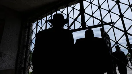 إسرائيليون متطرفون يقومون بطقوس دينية بشوارع دولة عربية و غضب عارم على سكوت السلطات (فيديو)