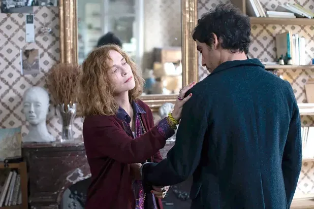 شاشة الناقد: أفلام المهرجانات الجديدة... بين المراقبة الشخصية والتاريخ الواقعي
