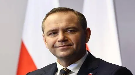 الرئيس البولندي يتعرض لموقف محرج خلال مقابلة مصورة ويثير الضحك في الاستوديو (فيديو)