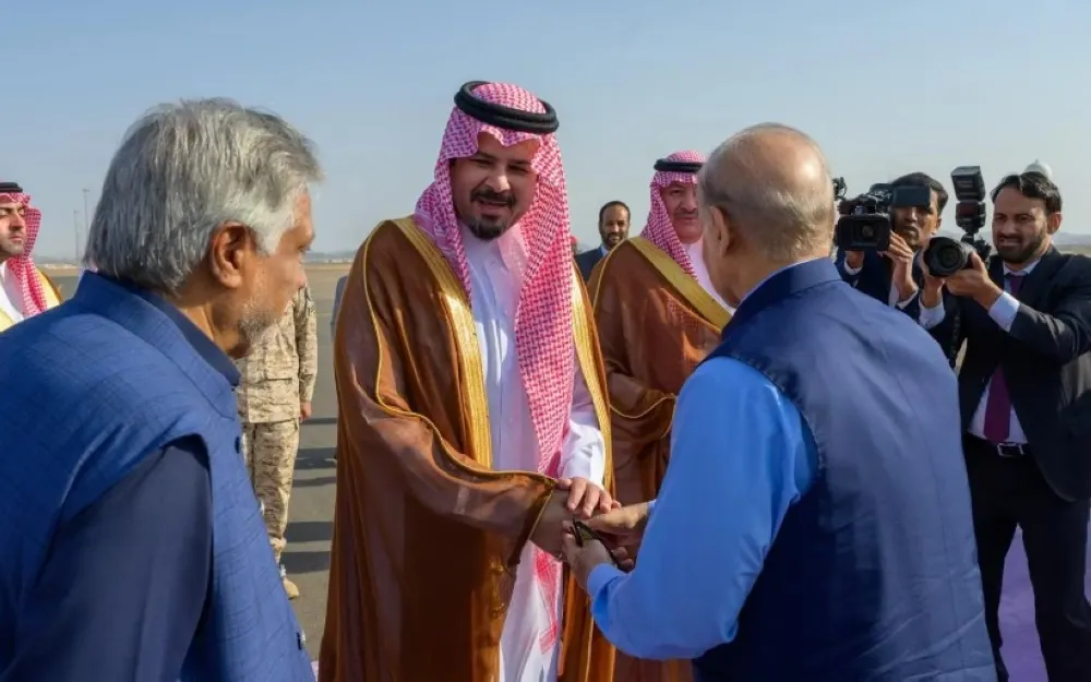 رئيس وزراء باكستان يغادر المدينة المنورة بعد زيارة المسجد النبوي