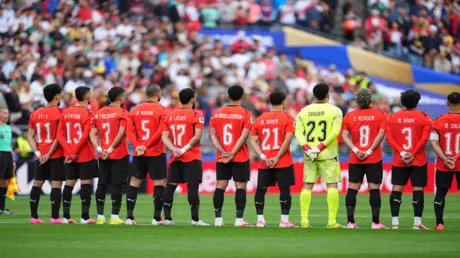 ضربة موجعة لـ"الفراعنة".. طبيب منتخب مصر يؤكد تعرض نجم الفريق لتمزق عضلي