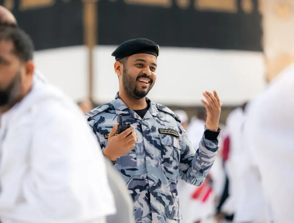 رجال الأمن في خدمة ضيوف الرحمن.. مشاهد إنسانية عنوانها العطاء