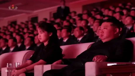كيم "على وشك البكاء" أثناء الاحتفال بالذكرى الـ73 لهدنة حرب الكوريتين في بيونغ يانغ