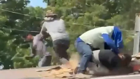 لقطات صادمة  توثق شجارا جنونيا بين عمال تسقيف واستمرارهم في القتال بعد سقوطهم على الأرض (فيديو)