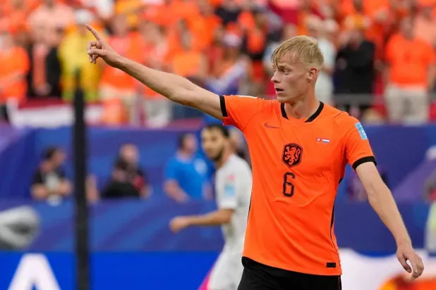 «توتنهام» يضم لاعب فريق «برايتون» فان هيكي