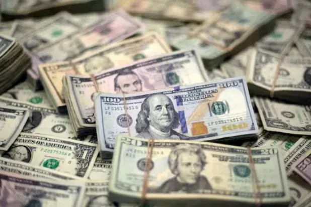 الدولار يتراجع عن أعلى مستوياته في شهرين مع انحسار التوترات الجيوسياسية