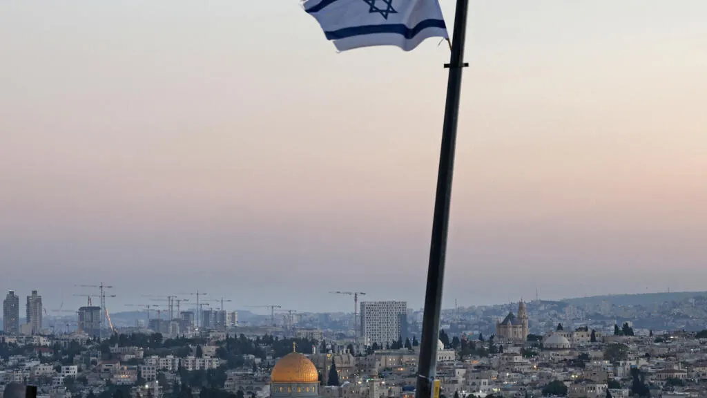 شخصيات فلسطينية وإسرائيلية من المجتمع المدني تلتقي في فرنسا لإحياء حل الدولتين