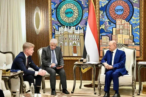 العليمي: السلام يبدأ باستعادة الدولة لا تقاسمها مع الحوثيين