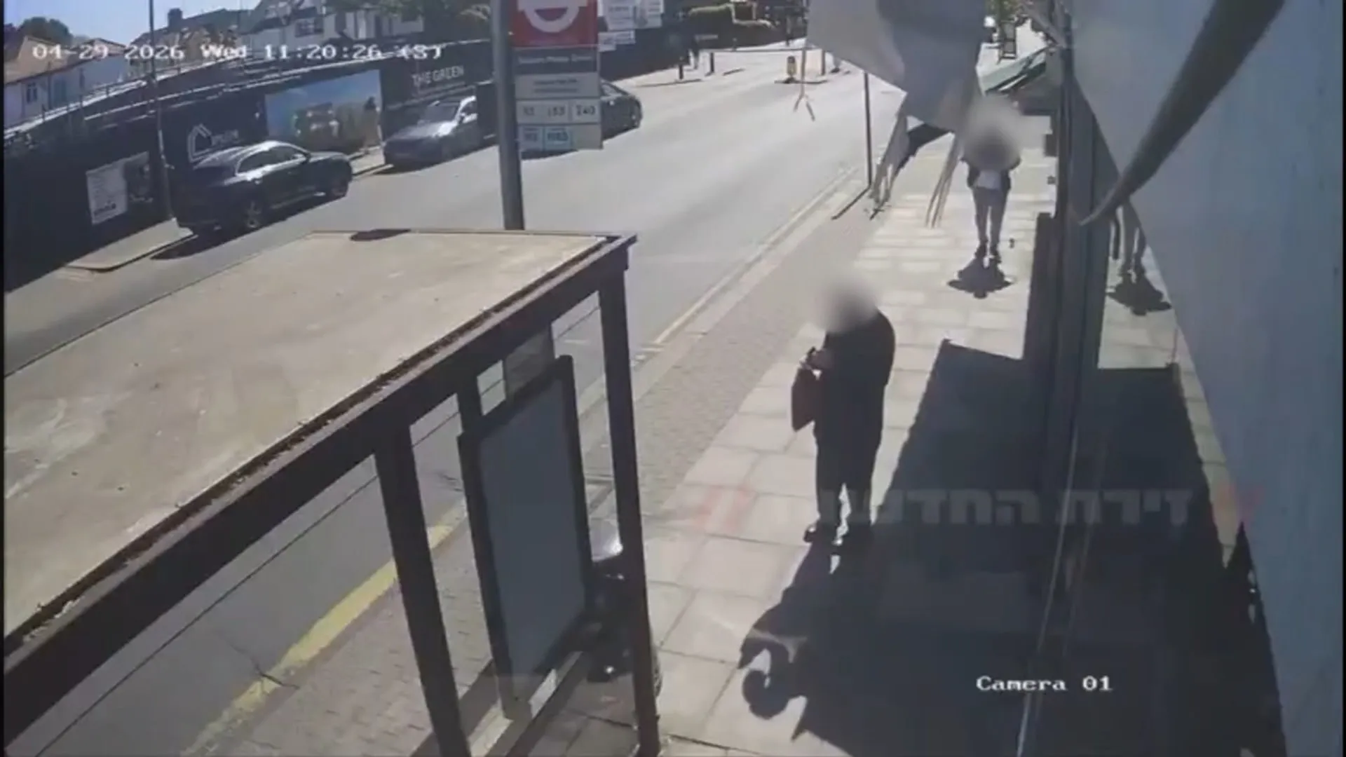 كاميرات مراقبة تُظهر لحظة مهاجمة رجل يحمل سكيناً لشخصين من الجالية اليهودية في شمال لندن