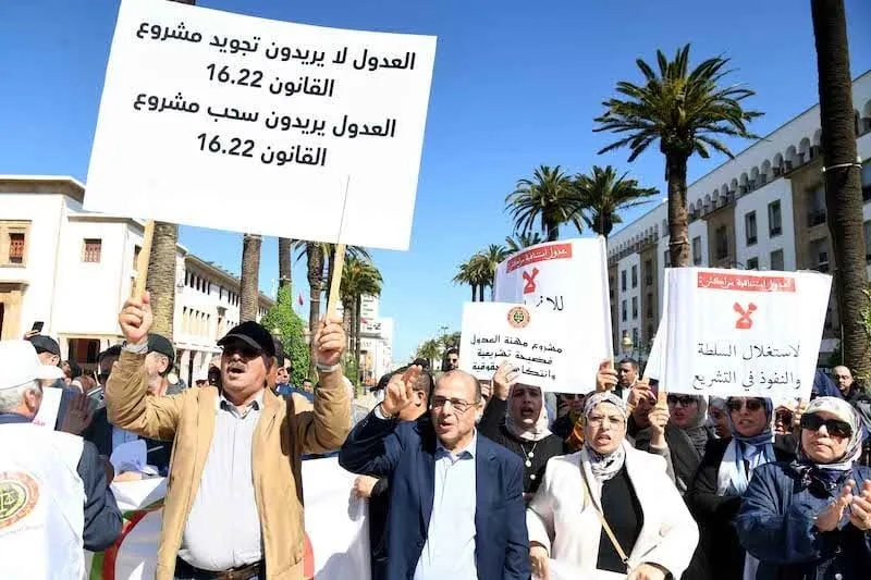 صفوف العدول تشهد الانقسام بعد قرار تعليق الإضراب واستئناف العمل