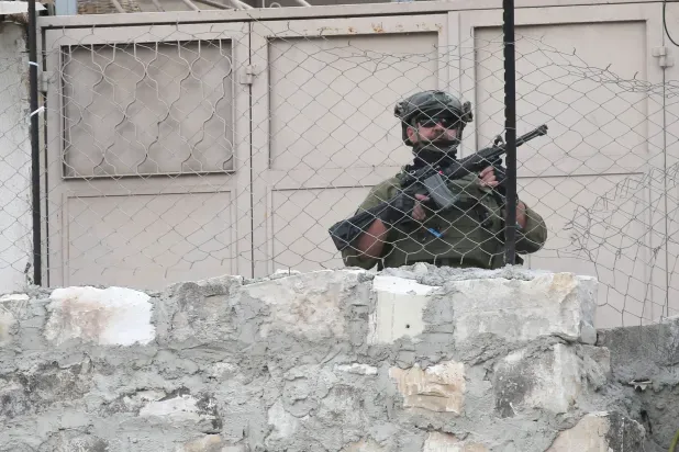 السجن 5 سنوات لجندي إسرائيلي زوّد عميلاً إيرانياً بمقاطع فيديو لاعتراض صواريخ