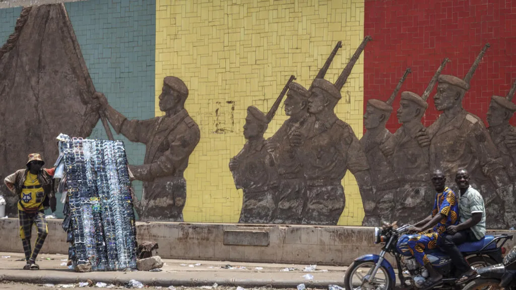 تحت ضربات الجهاديين والمتمردين الطوارق وشبح الانسحاب الروسي... إلى أين تتجه مالي؟