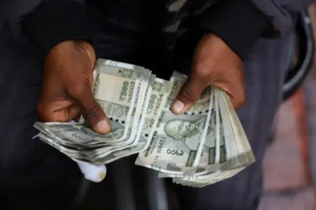 الروبية الهندية عند أعلى مستوياتها في 3 أسابيع بدعم من تراجع النفط والدولار
