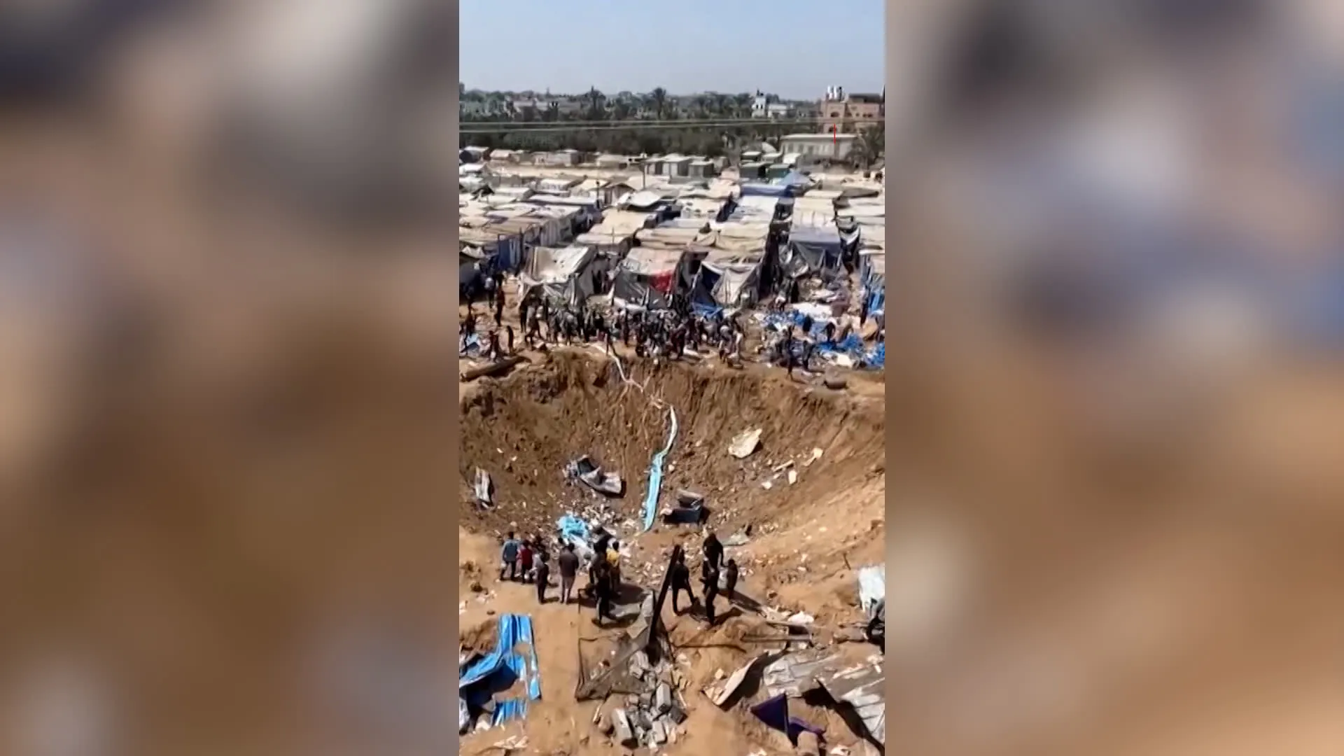 حفرة هائلة بمستشفى وإمدادات طبية متناثرة.. شاهد ما سببته غارة إسرائيلية على غزة