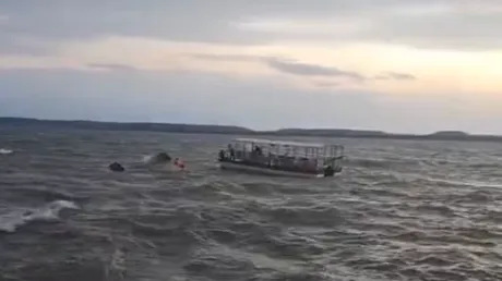 رحلة المتعة تتحول إلى كابوس.. غرقى بانقلاب قارب سياحي على متنه 29 شخصا في الهند (فيديو)