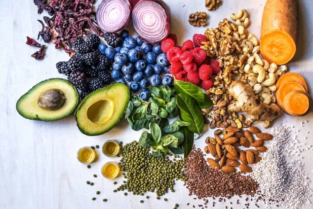 من الشاي الأخضر إلى المحار... أطعمة تعزز صحة عينيك