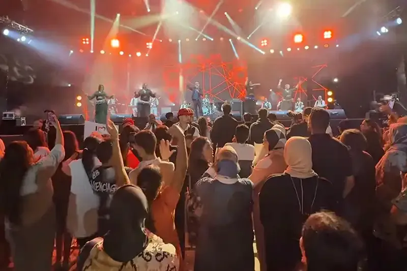 آلاف الجماهير مع الستاتي والسرغيني