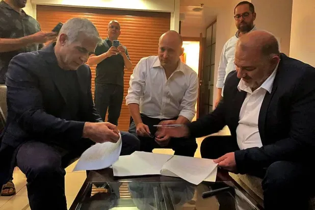 نتنياهو يخطط لشطب حزب عربي بزعم «الإرهاب» ومساعدة غزة
