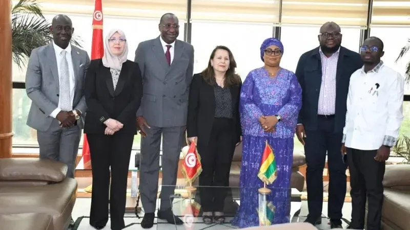 تونس وغينيا تدرسان الآفاق الاستثمارية في القطاع الصناعي