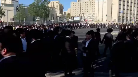 يهود متشددون يرقصون ضمن دائرة احتجاجا على التجنيد الإلزامي واعتقال حريديم متهربين من الخدمة