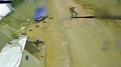"يركض هربا من المسيّرة المفخخة".. مشاهد من استهداف "حزب الله" لجندي إسرائيلي (فيديو)