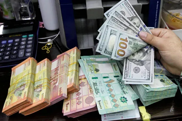 لبنان يواجه تحديات إدارة السيولة النقدية بالدولار