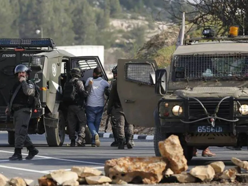 الضفة الغربية.. إصابة عدد من الفلسطينيين في اعتداءات الاحتلال والمستعمرين