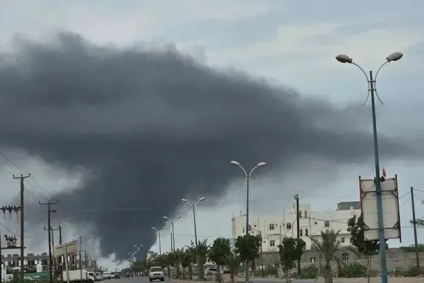 هجوم حوثي واسع يستهدف ميناء المخا
