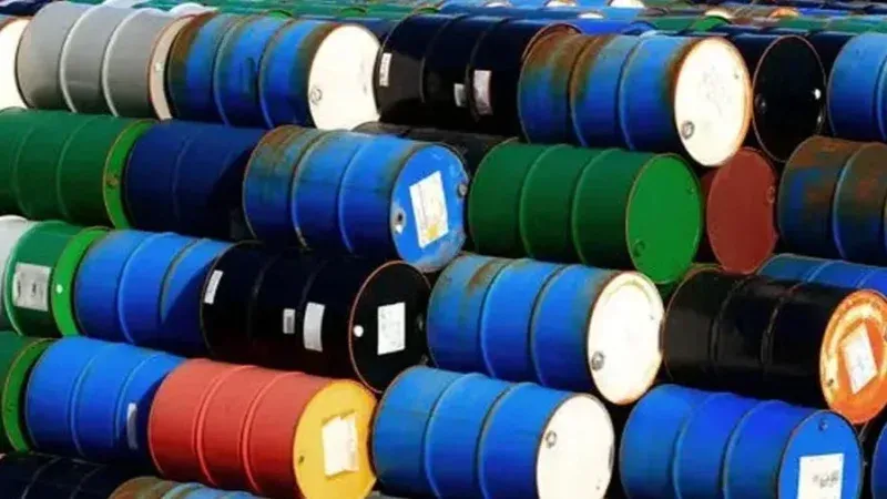 النفط يتراجع 2% مع استئناف الشحنات عبر مضيق هرمز