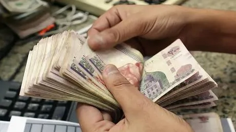 منشورات تثير الجدل حول تطبيقات القروض في مصر.. والرقابة المالية ترد