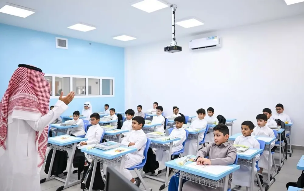 دمج التقنية بالتعليم.. إلزام المعلمين بتفعيل التعلم الإلكتروني في العام الجديد