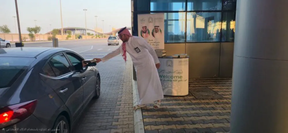 الشرقية تودع حجاج البحرين بهدية خادم الحرمين من المصحف الشريف