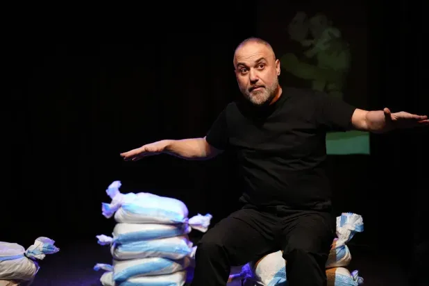 «ضاع شادي»... حين تصبح الخشبة ملاذاً لمحو ندوب الحرب