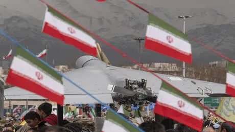 "CNN" عن الاستخبارات الأمريكية: إيران تعيد بناء قاعدتها الصناعية العسكرية بسرعة وتنتج مسيرات بالفعل