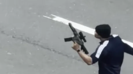 هجوم جنوني بالرصاص يعيد الجدل حول حكم قضائي مخفف ضد مجرم أمريكي (فيديو)