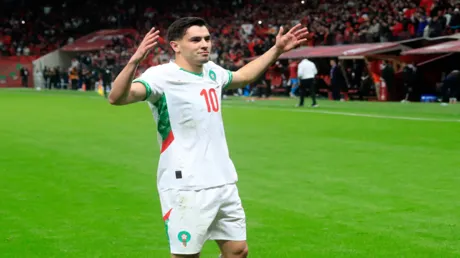 إبراهيم دياز يجبر مشجعا على خلع قميص برشلونة قبل منحه قميص منتخب المغرب