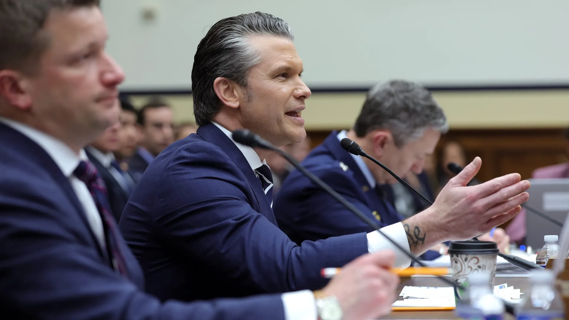 "هل ترامب متزن عقليا ليكون القائد الأعلى للقوات المسلحة؟".. فيديو أسلوب رد وزير الدفاع الأمريكي بجلسة استماع تنشره نائب أمريكية