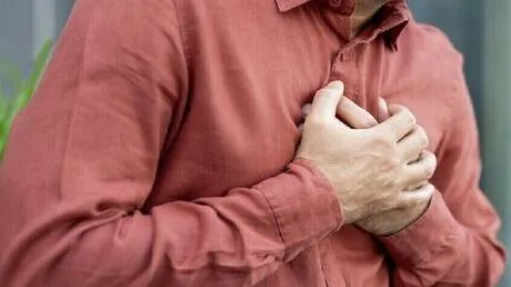 تشابه كبير في الأعراض.. كيف نفرق بين نوبات الهلع وأمراض القلب؟